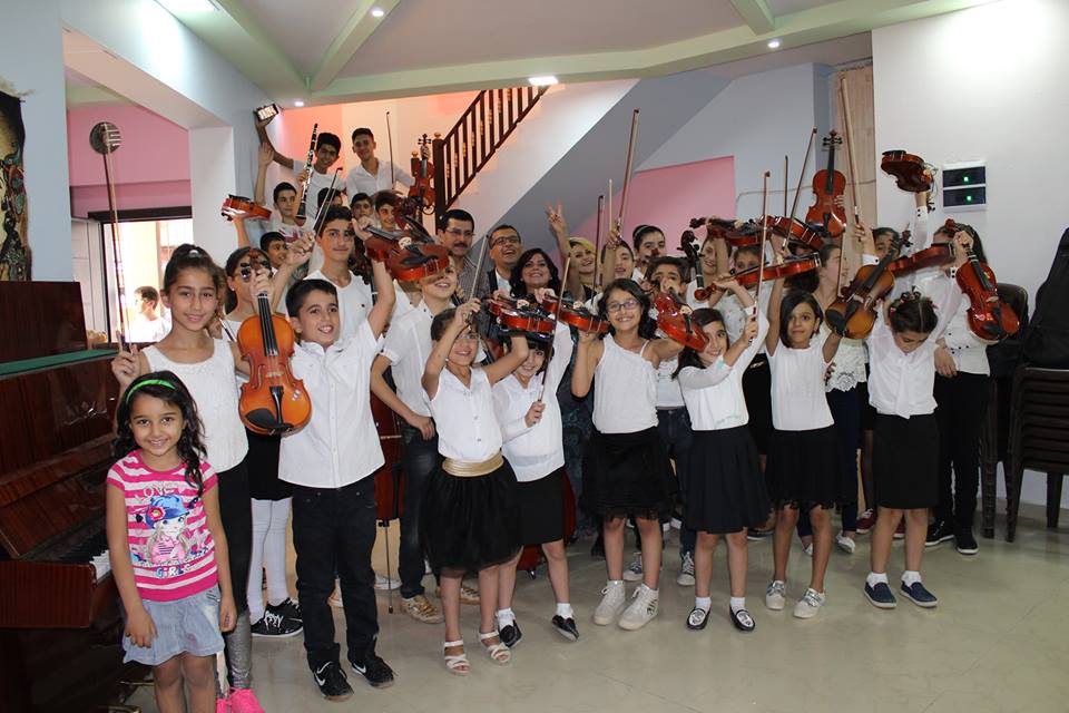 رغم الحرب.. تأسيس فرقة اوركسترا للاطفال بالقامشلي (صور)